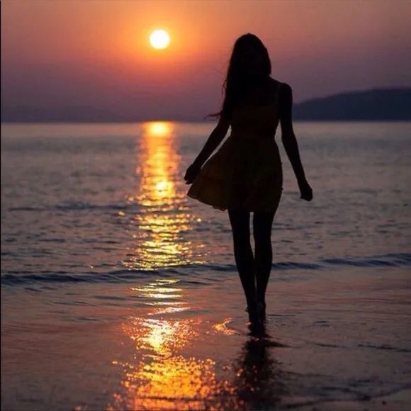 FOLLOW ME! COME SHOP❗️MAKE OFFERS❗️I COUNTER OR ACCEPT! THIS GIRL IS ON FIRE🔥 - Picture 6 of 16